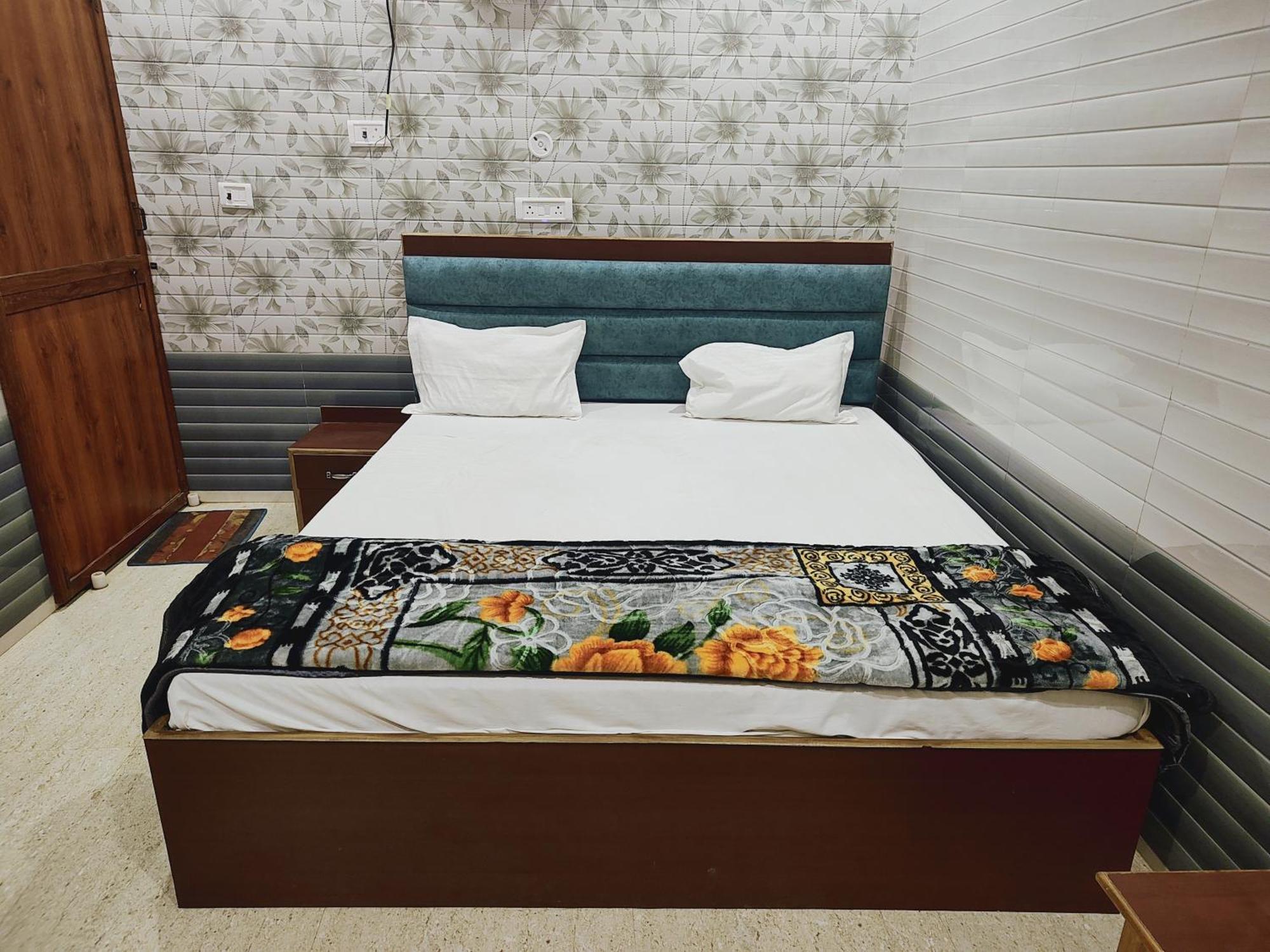 Shree Radhe Inn Near Ram Janam Bhumi Ayodhya Exterior photo
